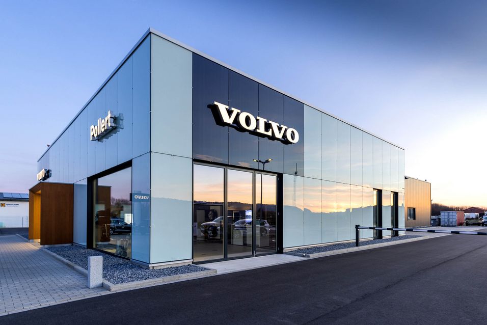 Außenansicht im Sonnenuntergang des Volvo Autohaus Pollert  E.Z. GmbH in Lübbecke